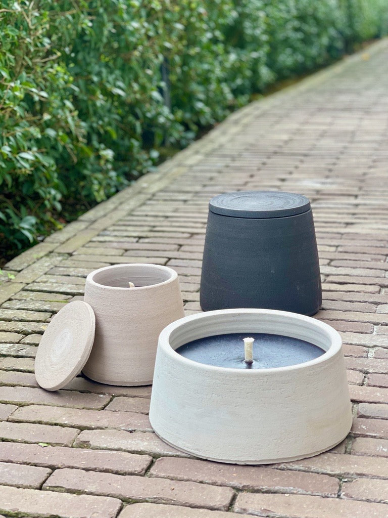 Greige buitenkaars van Icci by Dekocandle – lavendelgeur