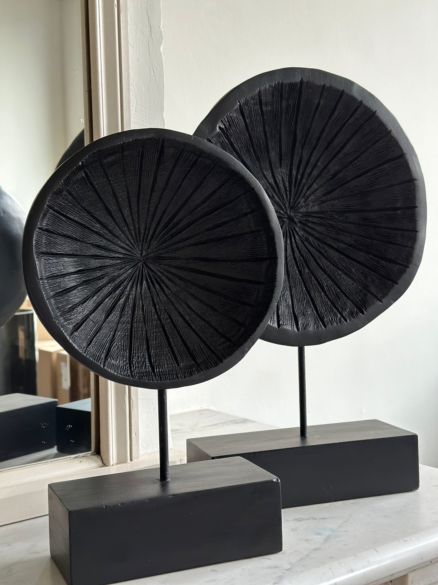 Disk ornament in burnt mat zwart mangohout