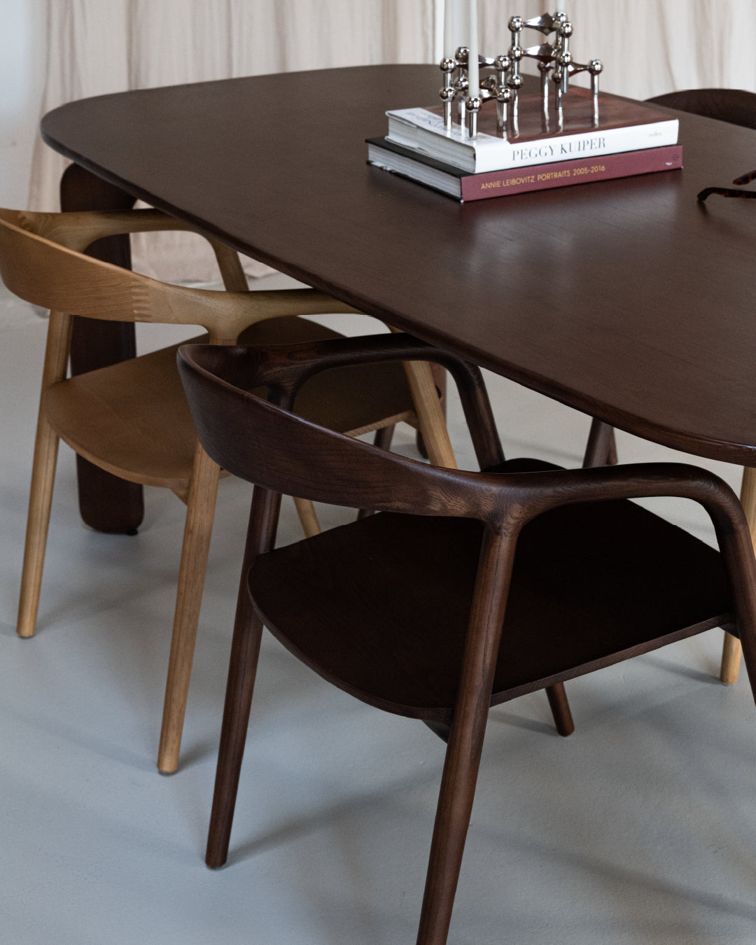 Houten eetkamerstoel gebogen rugleuning walnoot