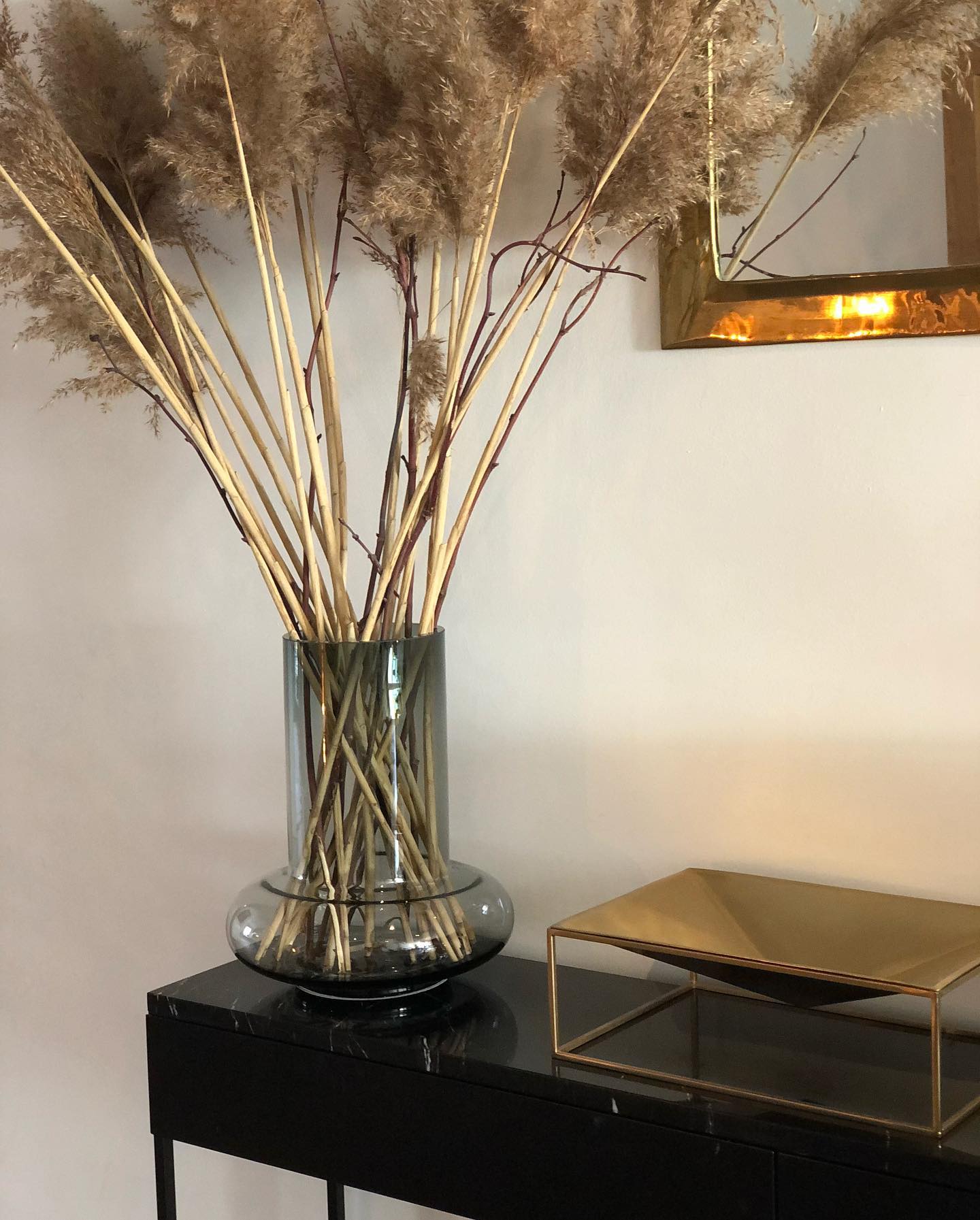 Smoke vase with rounded base