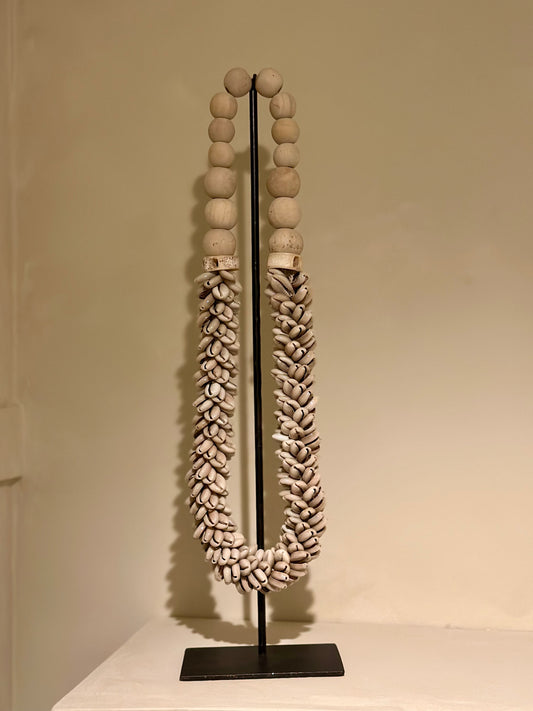 Kauri schelpenornament op zwarte voet