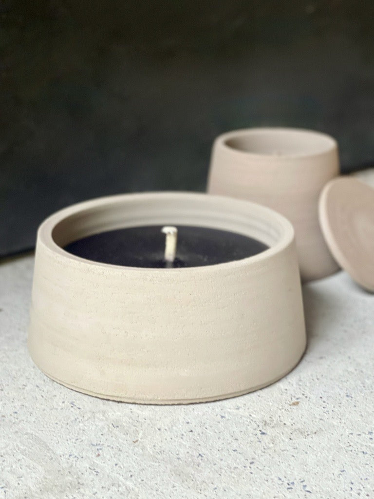 Greige buitenkaars van Icci by Dekocandle – lavendelgeur
