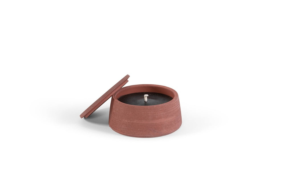 Rode buitenkaars van Icci by Dekocandle – lavendelgeur