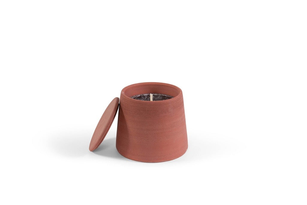 Rode buitenkaars van Icci by Dekocandle – lavendelgeur