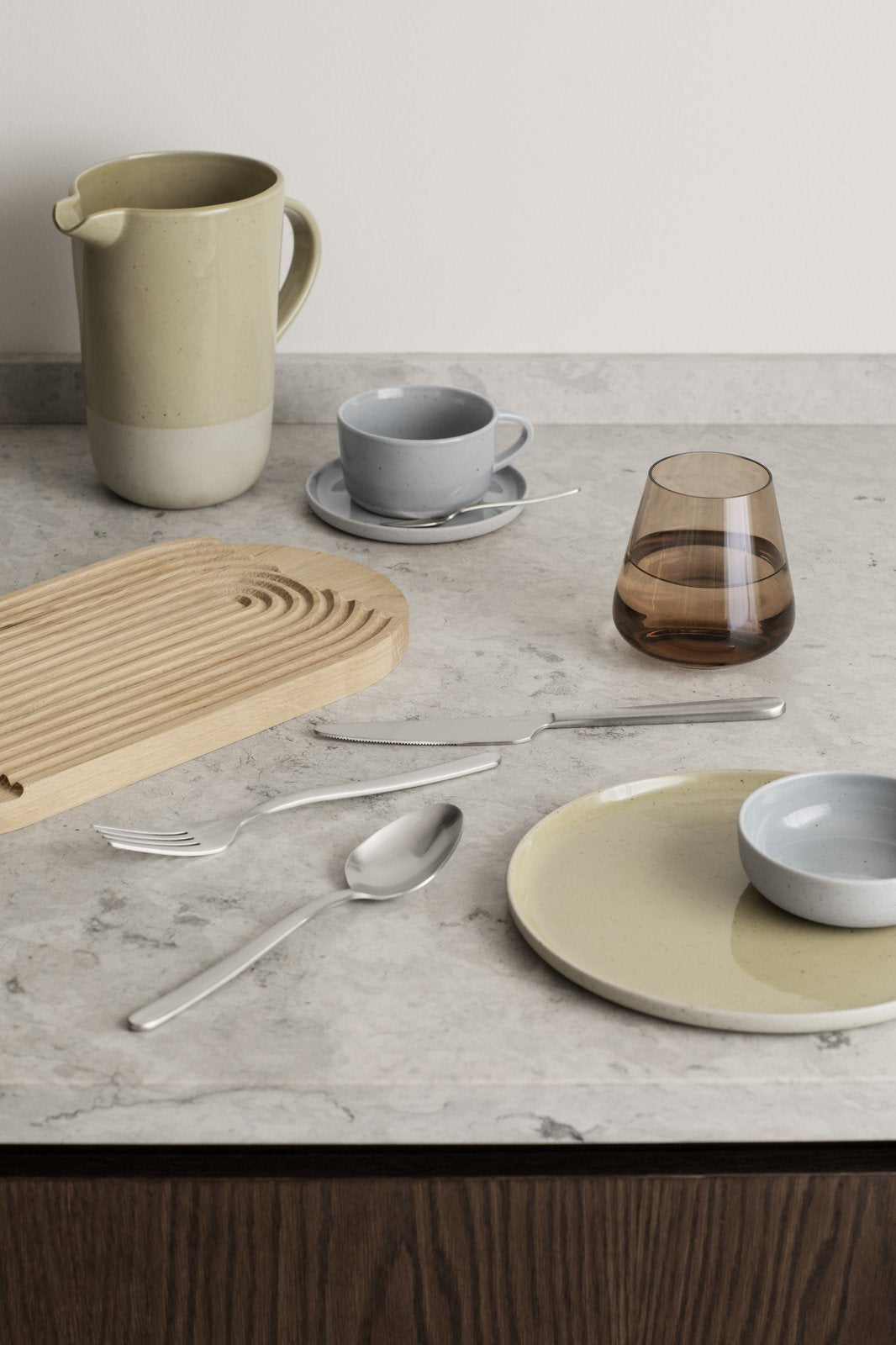 Drinkglazen op gedekte tafel