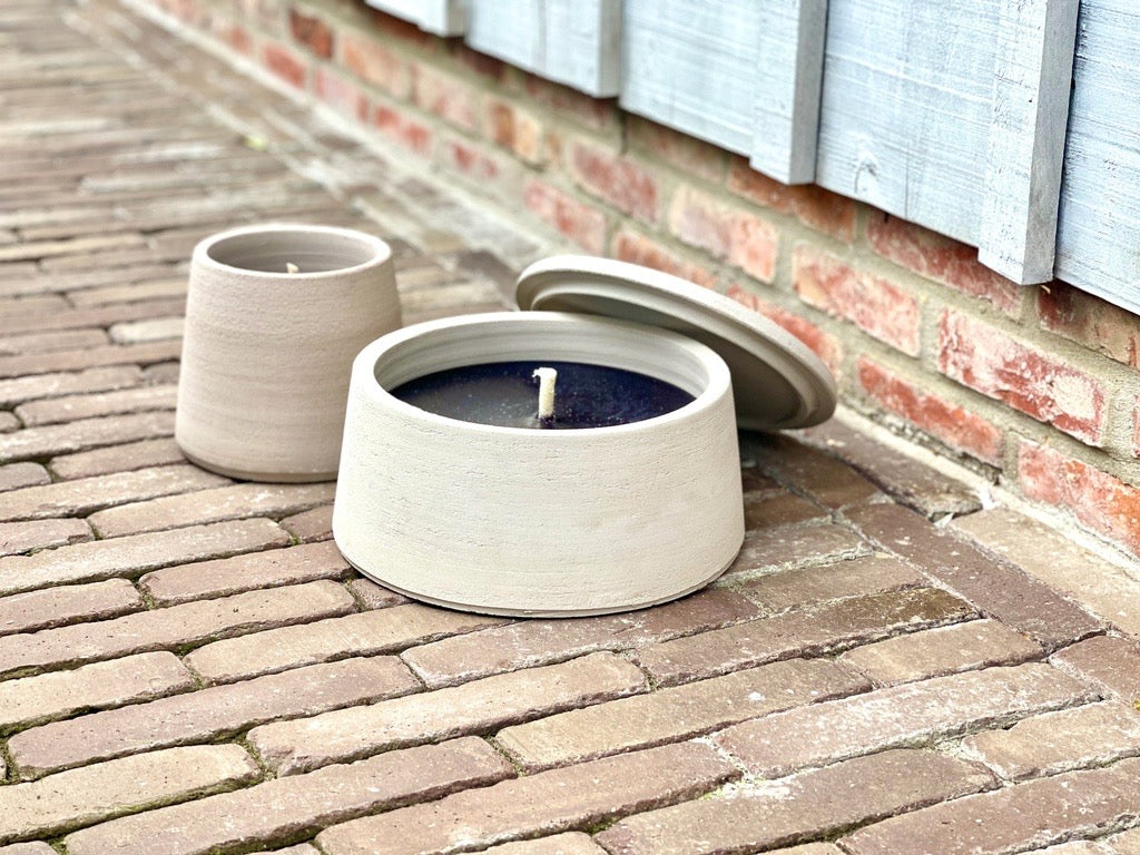 Greige buitenkaars van Icci by Dekocandle – lavendelgeur