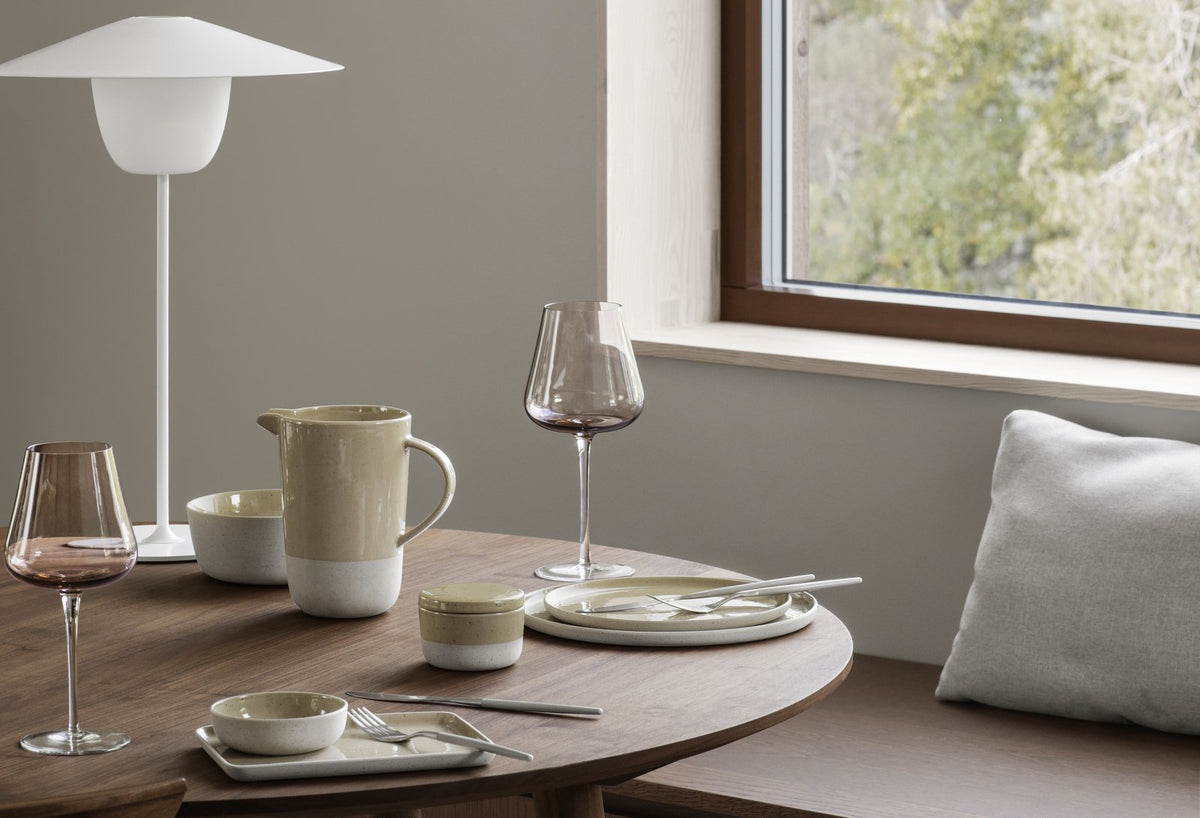 Gedekte tafel met koffiebruine glazen