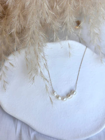 Halsketting Eterna met zoetwaterparels – Geroom Party Edition