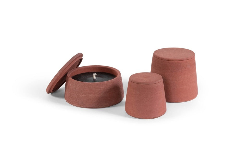 Rode buitenkaars van Icci by Dekocandle – lavendelgeur