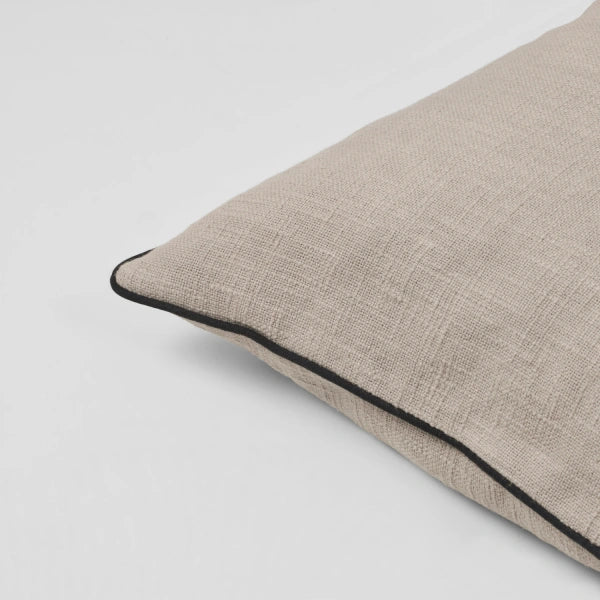 Maja Cushion Cover – katoen – met zwarte bies – 50 x 50 cm