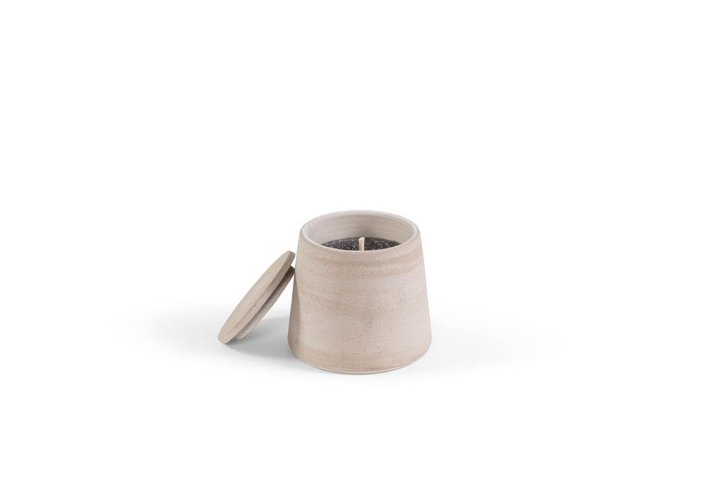 Greige buitenkaars van Icci by Dekocandle – lavendelgeur