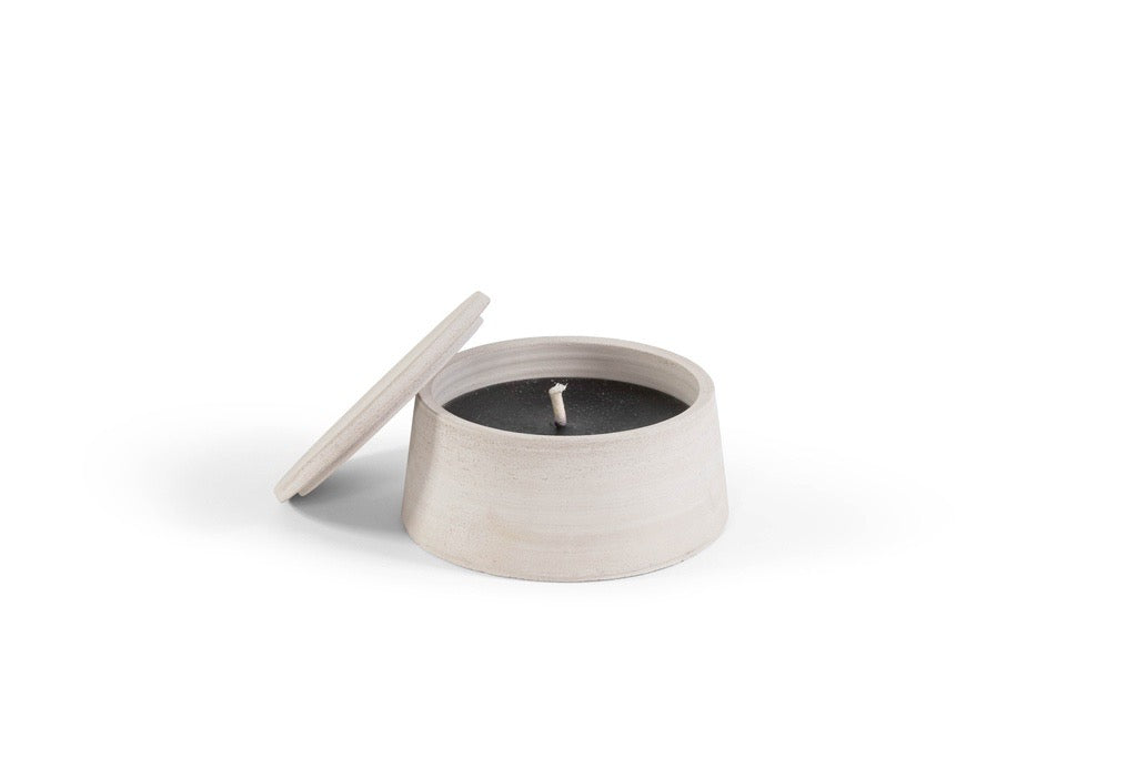 Greige buitenkaars van Icci by Dekocandle – lavendelgeur