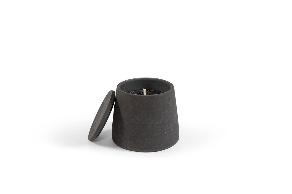 Antraciet buitenkaars van Icci by Dekocandle – lavendelgeur