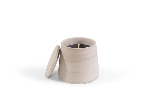 Greige buitenkaars van Icci by Dekocandle – lavendelgeur