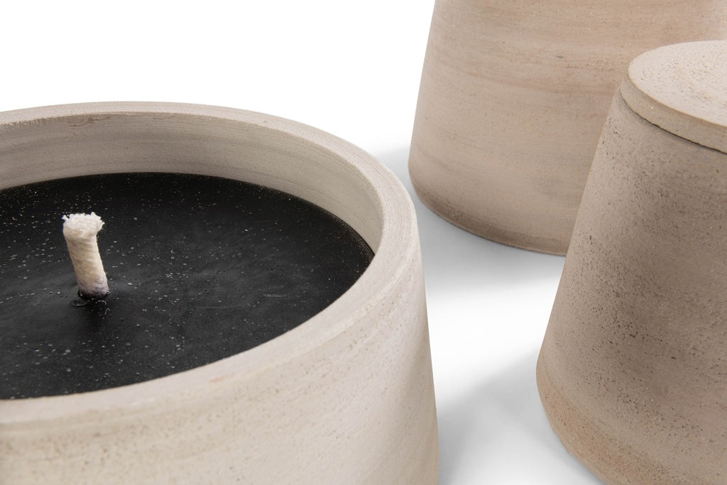 Greige buitenkaars van Icci by Dekocandle – lavendelgeur