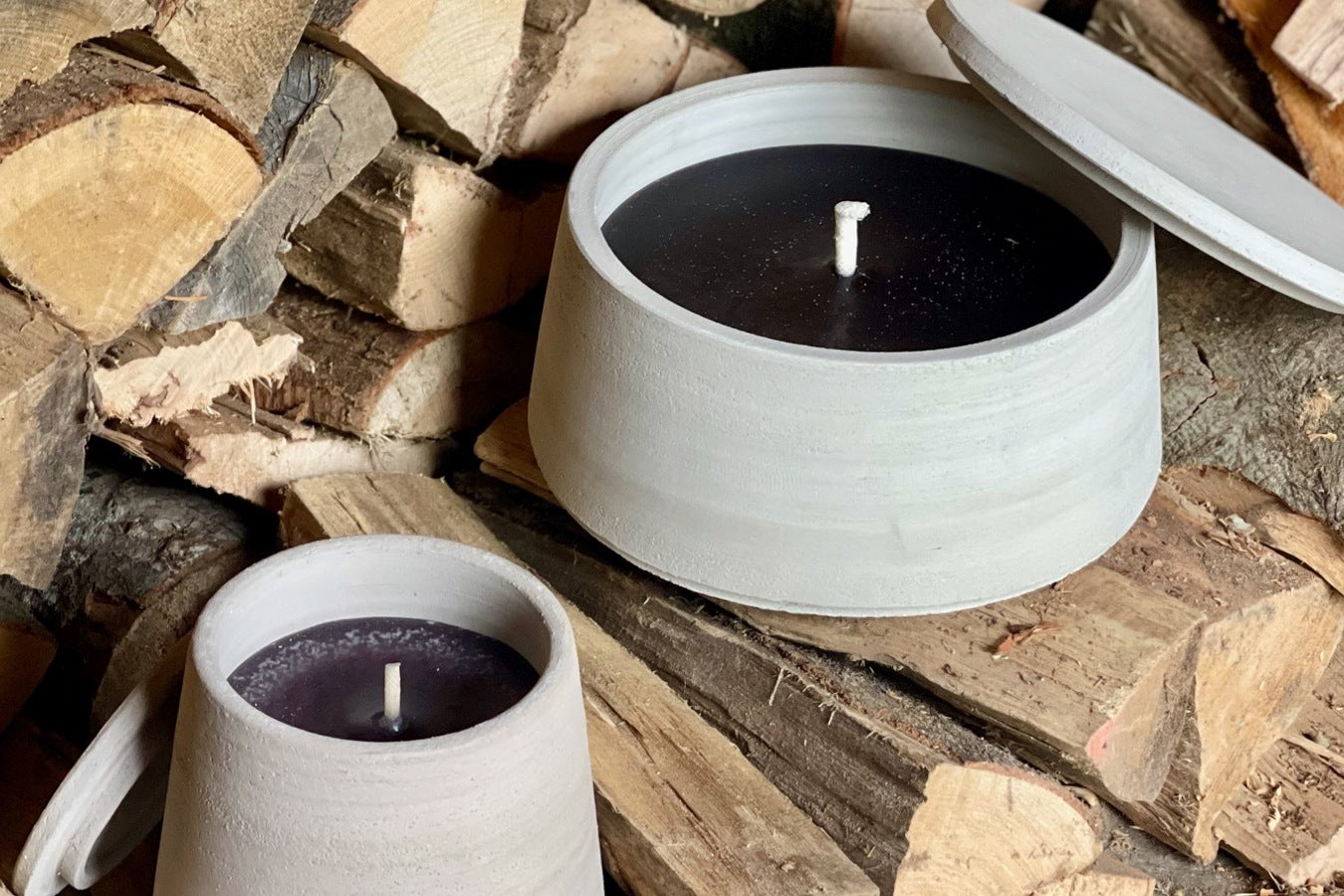 Greige buitenkaars van Icci by Dekocandle – lavendelgeur
