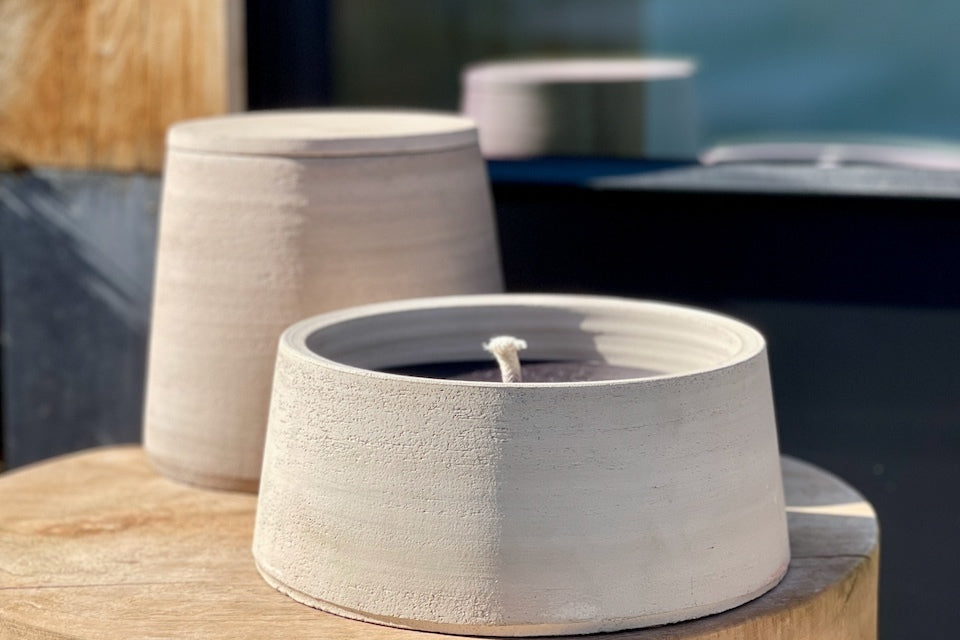 Greige buitenkaars van Icci by Dekocandle – lavendelgeur