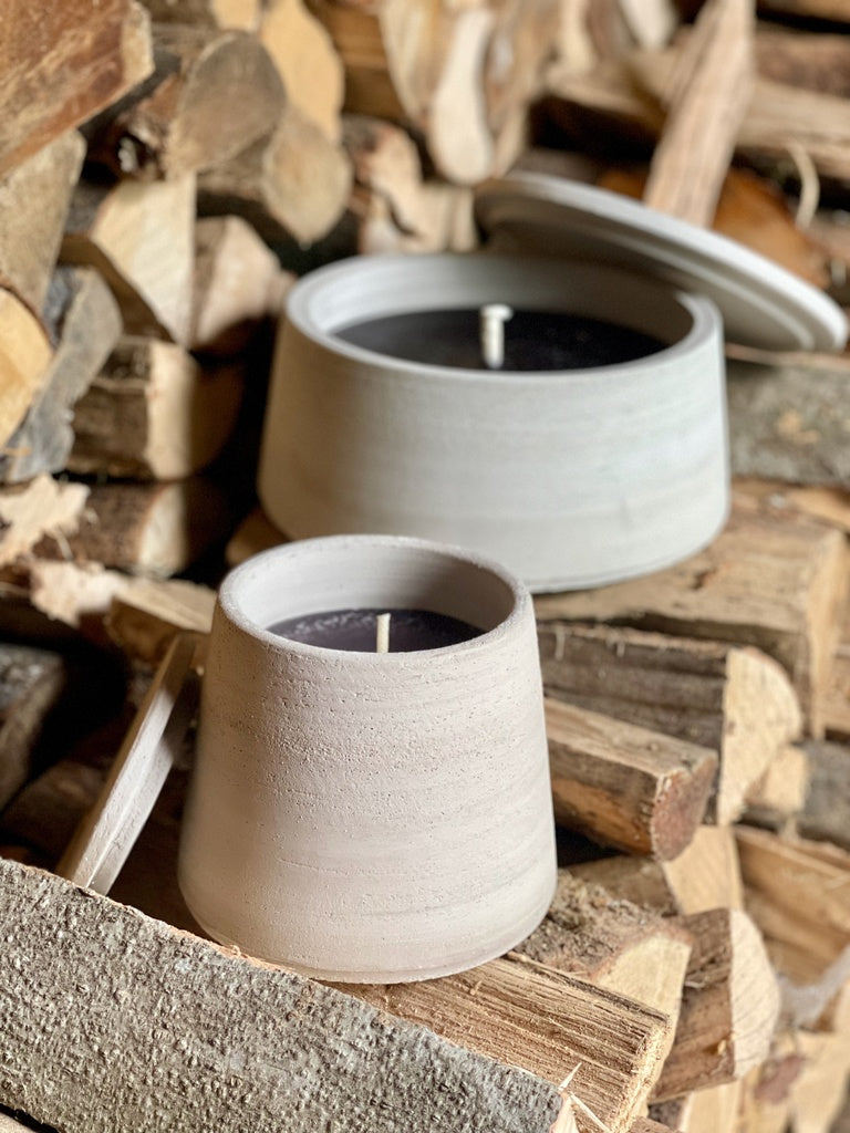 Greige buitenkaars van Icci by Dekocandle – lavendelgeur