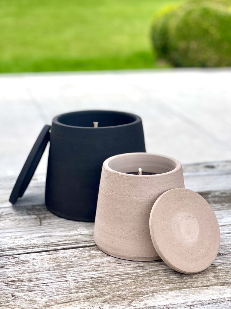 Greige buitenkaars van Icci by Dekocandle – lavendelgeur
