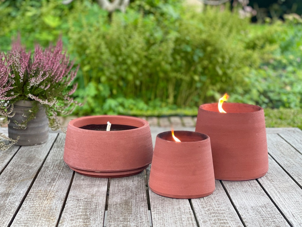Rode buitenkaars van Icci by Dekocandle – lavendelgeur