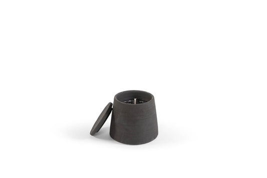 Antraciet buitenkaars van Icci by Dekocandle – lavendelgeur