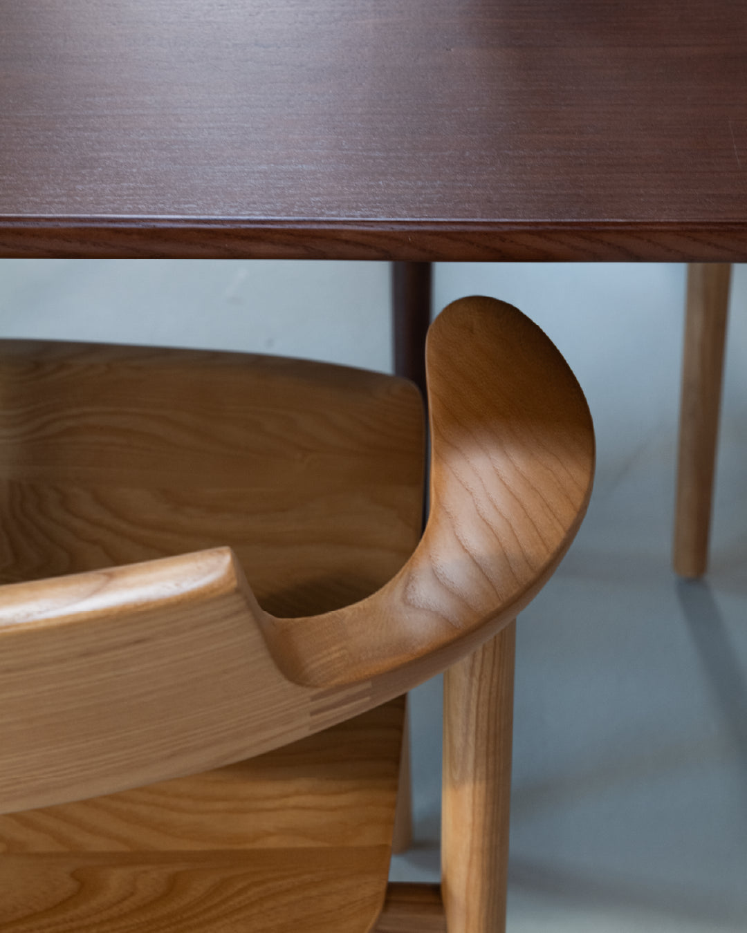Houten eetkamerstoel met armleuningen naturel