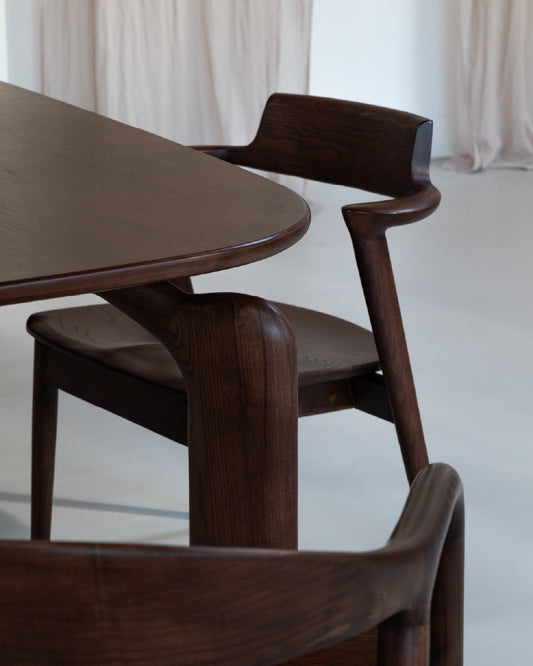 Houten eetkamerstoel met armleuningen walnoot