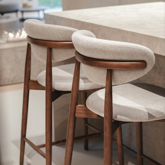 Gestoffeerde keukenbarkruk 64 cm walnoot aan keukeneiland