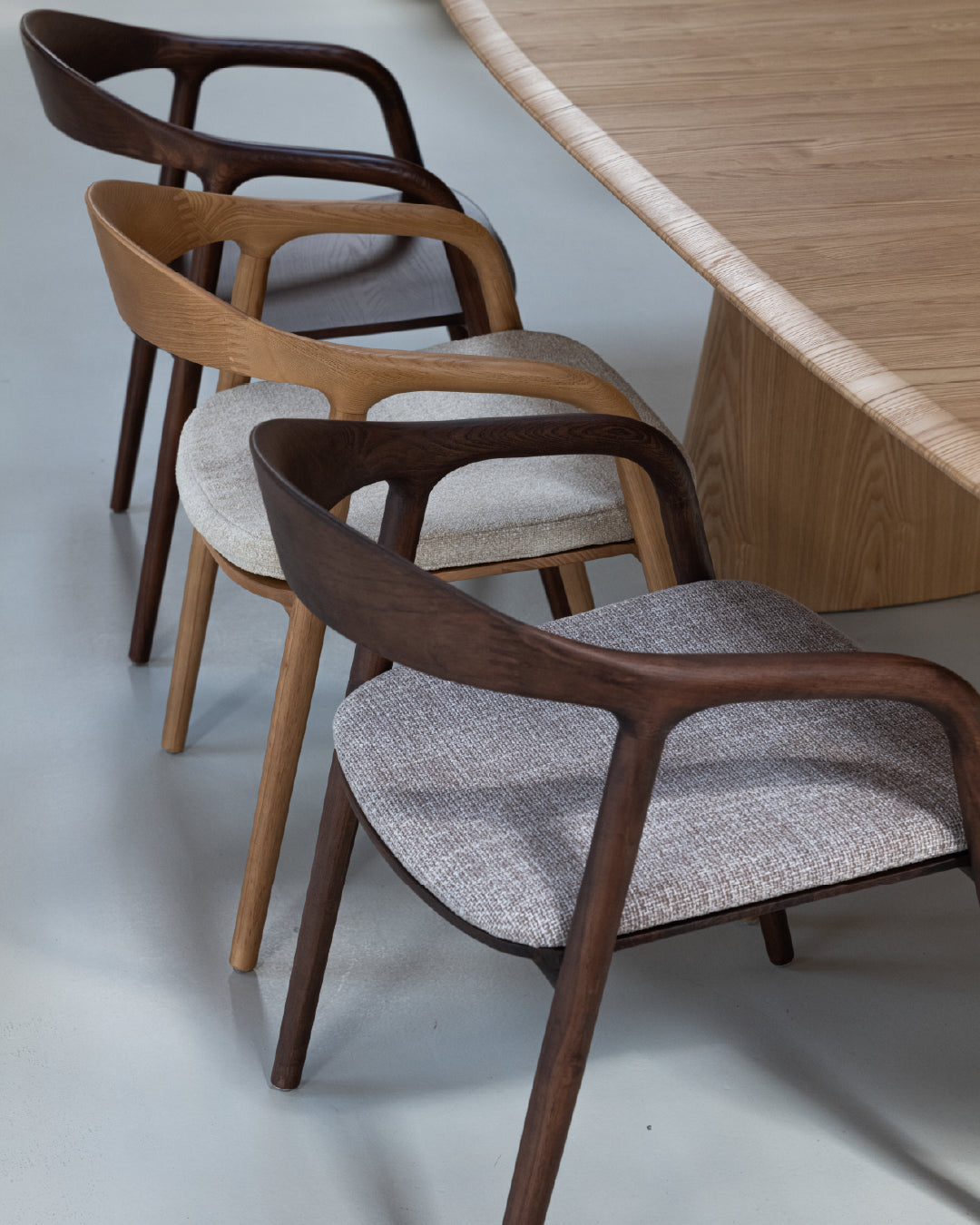 Houten eetkamerstoel met taupe zitting