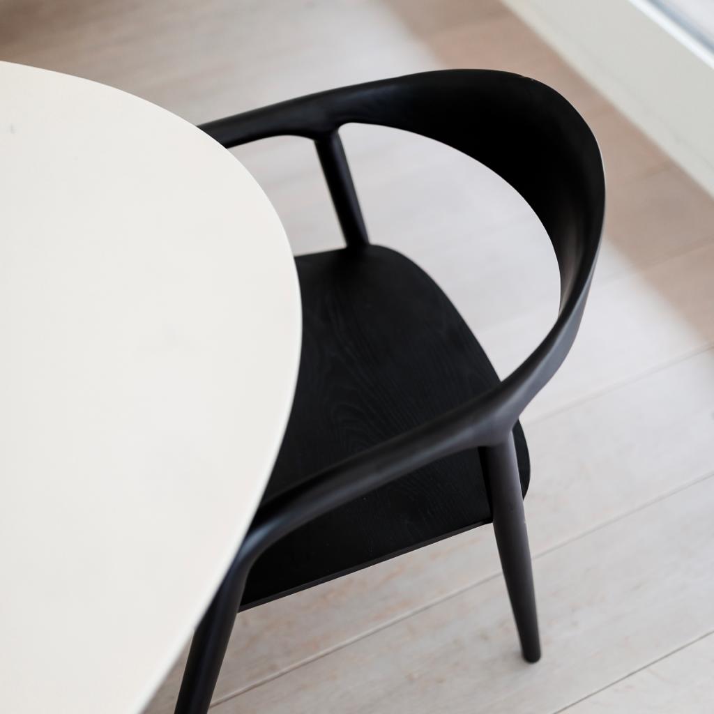 Houten eetkamerstoel gebogen rugleuning zwart