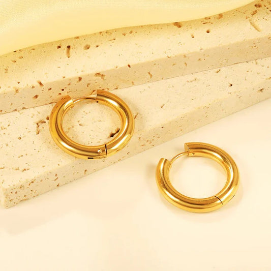 Oorbellen Minimal Loop 18k verguld – Geroom Party Edition