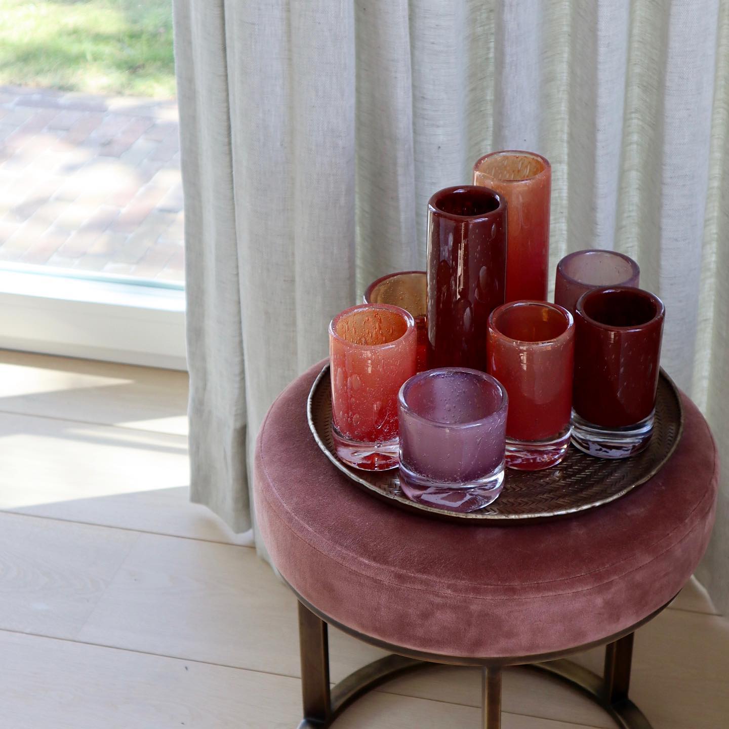 Pouf with velvet seat.