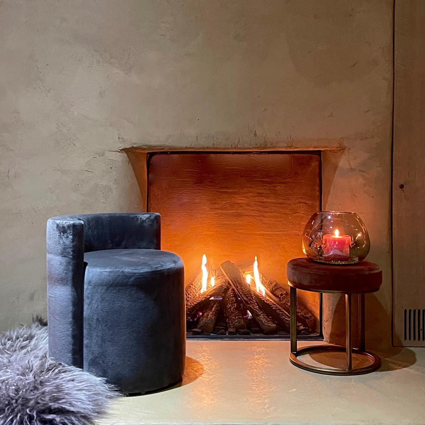 Pouf with velvet seat.